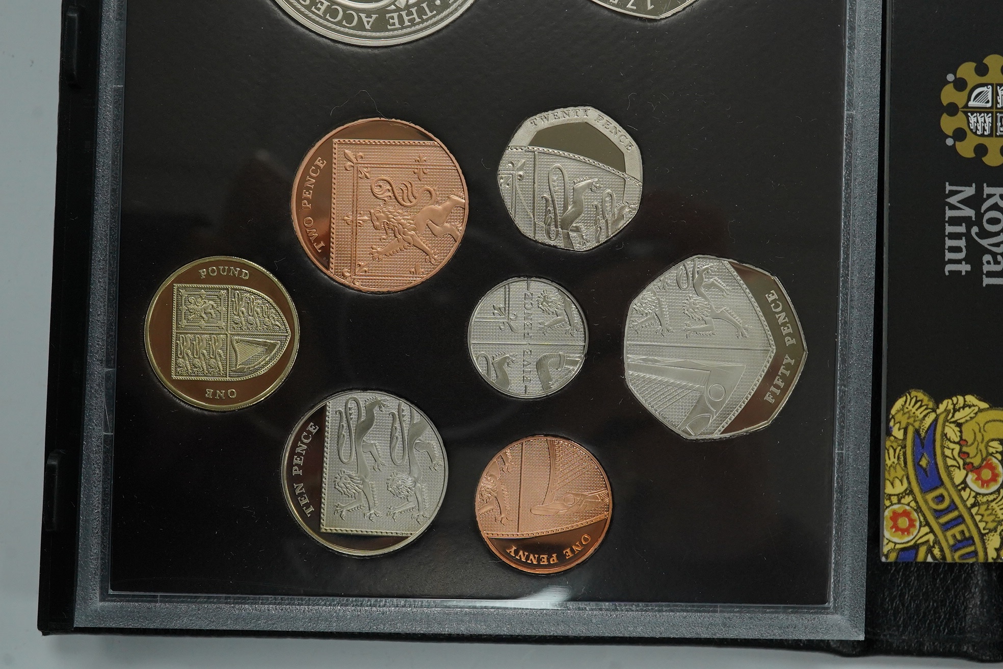 Royal Mint UK 2009 proof coin set, including the scarce Kew Gardens 50p, in case of issue with certificate